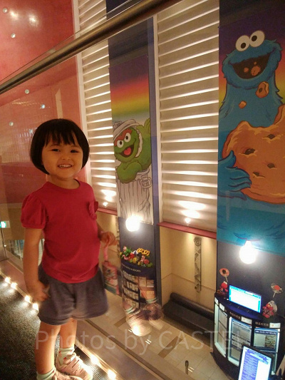 ホテル近鉄ユニバーサルシティ5階の「大戸屋」に直結する廊下から見下ろすとロビーが見える