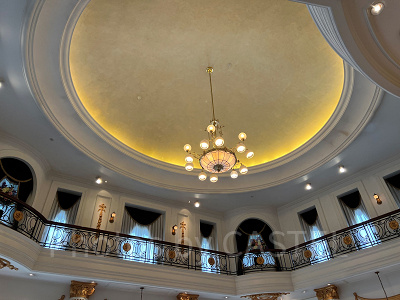 白とゴールドが基調の豪華な造り！