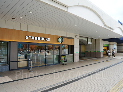 舞浜駅には改札内と出口すぐのところにコンビニがある