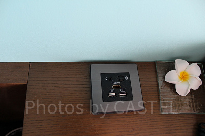 テレビ横のメディア端子。イヤホン、USB、HDMI、Bluetooth対応