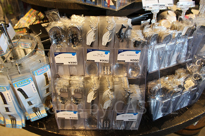 ユニークなデザインがいっぱいの金属製スプーン／フォーク