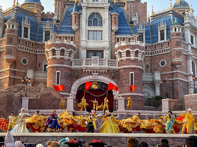 ミッキーは下手から、ミニーは上手から出てきます