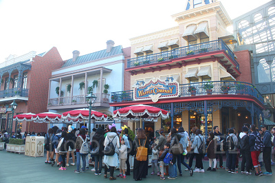 ミッキーの形をしたワッフルは大人気！