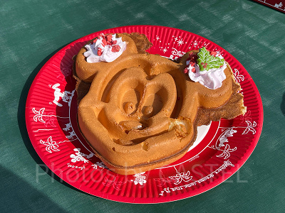 「ミッキーワッフル、ストロベリーホイップとメイプルソース付き」