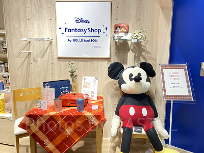 店舗入口ではミッキーがお出迎え!
