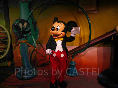 書いたサインをアピールしてくれるミッキー