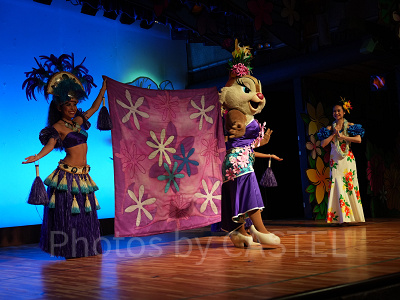 ミッキーのレインボールアウ：タヒチアンキルトとクラリス