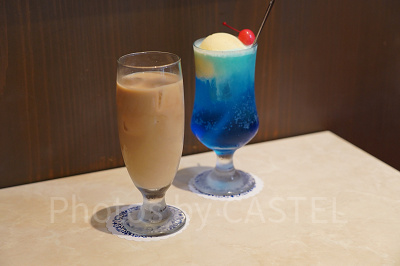 ミルクコーヒー(左)とクリイムソーダ・青空(右)