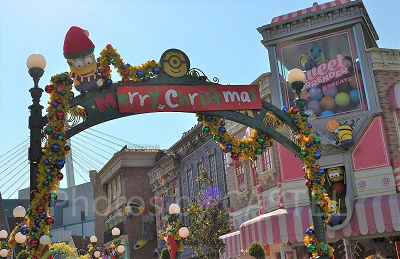 ミニオンパークの入り口(クリスマスバージョン)