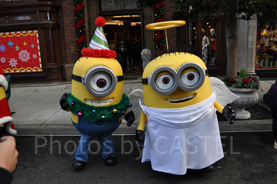 ミニオンのカール（左）とジェリー（右）。ツリーと天使になっています