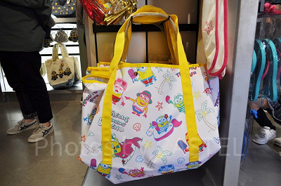 「MINIONS SUMMER」シリーズのレジャーシート＆トートバッグ