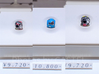 「ミニー」「2018年」「ミッキー」のチャーム(左から)