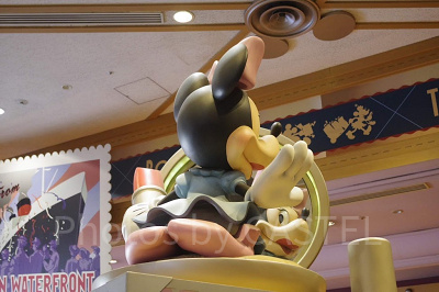 口紅をぬって鏡でチェックするミニーちゃん