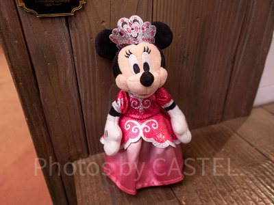 トータリー・ミニーマウスグッズ】歴代のコスチュームを着た