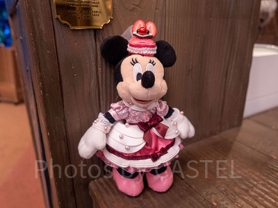 ミニーぬいぐるみバッジ（テーブル・イズ・ウェイティング）