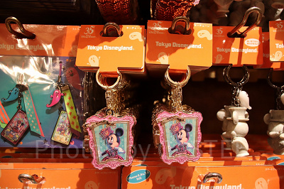 ミニーのキーチェーンは中にミラーが入っています