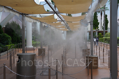 ユニバ内のいたるところでミストシャワーが設置されている