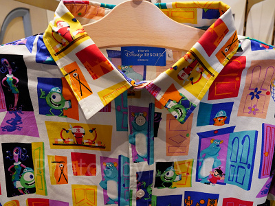 モンスターズインクの柄アップ ディズニー総柄シャツ