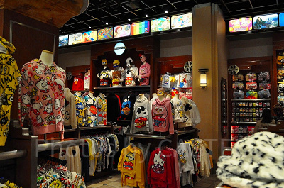 モッピーのトレーナーや帽子がディスプレイされています/ユニバーサルスタジオストア