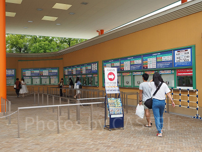 長島スパーランドのチケット売り場。ハイシーズンではここに長蛇の列ができます……!
