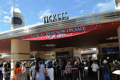 パークの入場ゲート付近