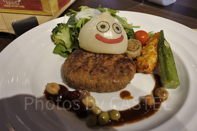 ニジゲンノモリ「ドラゴンクエストアイランド」／丸ごとたまねぎスライムのハンバーグ