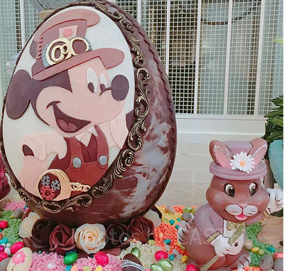 本体はもちろん、土台のバラも、ウサギも、カラフルな装飾もチョコレート！！