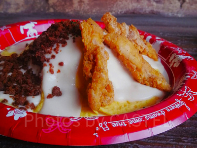 オムライス、フライドチキンと鶏そぼろ