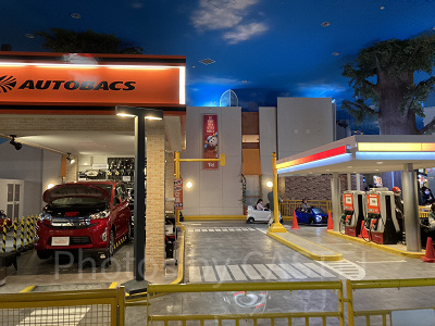 左は自動車整備の体験、右はガソリンスタンド店員の体験ができる／キッザニア東京