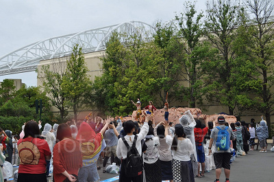 ワンピース・ウォーターバトルはユニバーサルスタジオストア裏の特設ステージで開催中／USJ