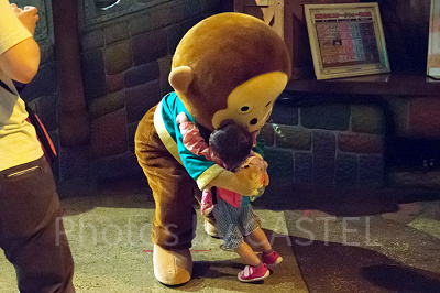 「キャラクターハグタイム」でゲストをハグする、おさるのもんきち