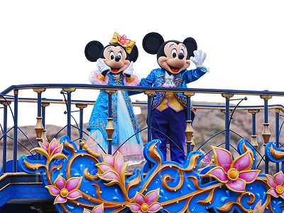 ファンタジースプリングスをイメージしたコスチュームを着たミッキーとミニー