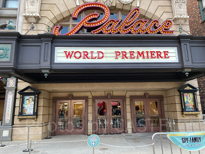 極秘任務指令書を配布するパレスシアター