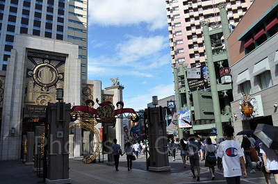 パークフロントホテル正面ゲート（写真左側）