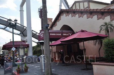 パークサイドグリルの横を通ってダブルヘリックスへ／ハリウッド・ドリーム・ザ・ライド