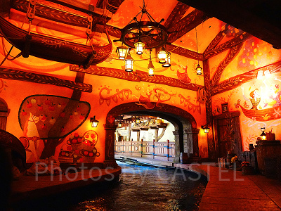 壁の絵に注目！〔ラプンツェルのランタンフェスティバル〕