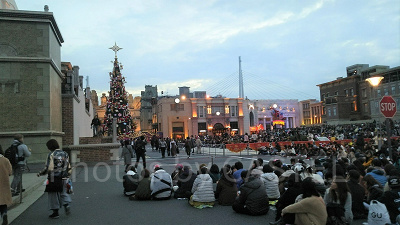 USJの「天使のくれた奇跡Ⅲ」を待つひとたち/無料鑑賞エリア（バリケード外）と特別鑑賞エリア（バリケード内）