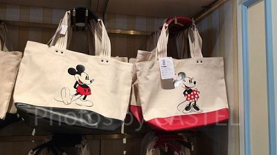 スマートフォンや小物を入れるのにぴったりなサイズも