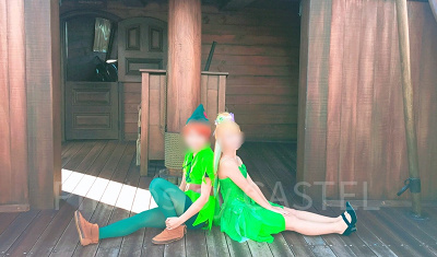 ピーターパン&ティンカーベルの仮装。ティンカーベルの仮装には透明な肩ひもがついています。