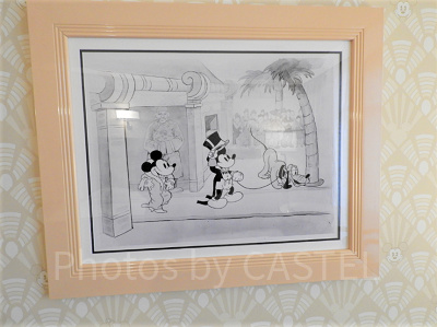 ソファの上にある絵