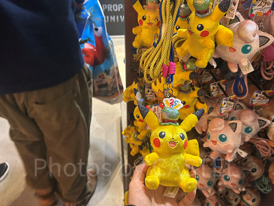 ピカチュウショルダーストラップ付きマスコット