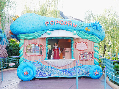 スカットルのスクーター前のポップコーンワゴン