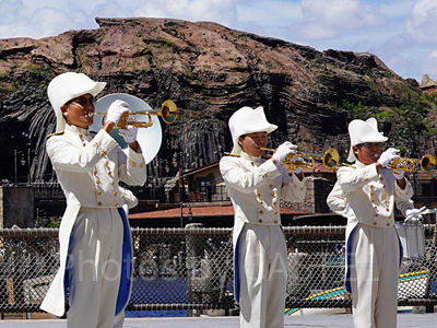 力強い演奏と距離の近いパフォーマンスが大人気!