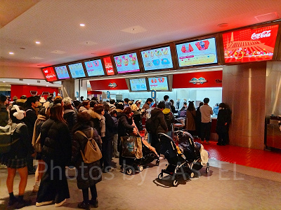 貸切ディズニー：ショーの合間のレストラン混雑の様子。レジには列ができている