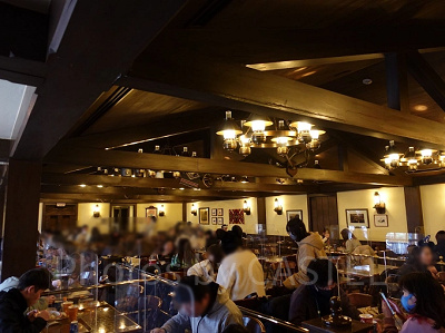 ハングリーベア・レストランの待ち列：12:30頃撮影