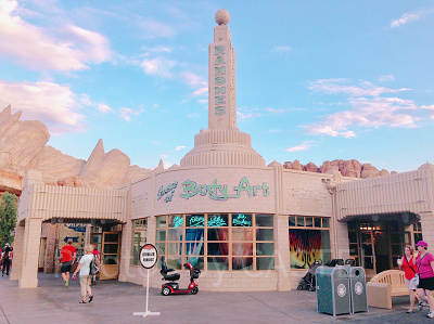 カーズランド】アナハイムディズニーの人気アトラクション・グッズ