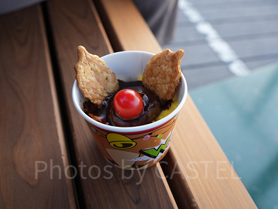 赤鼻トナカイのハンバーグデミオムライス