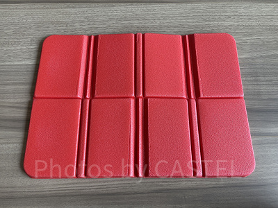 赤のポータブルクッションを広げた状態