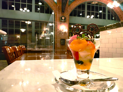 フルーツとわらび餅のパフェ、和三盆のシロップ（レストラン櫻）