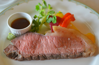 S.Sコロンビア号ダイニングルームのコースのローストビーフ。 高級感があって最高の味です!